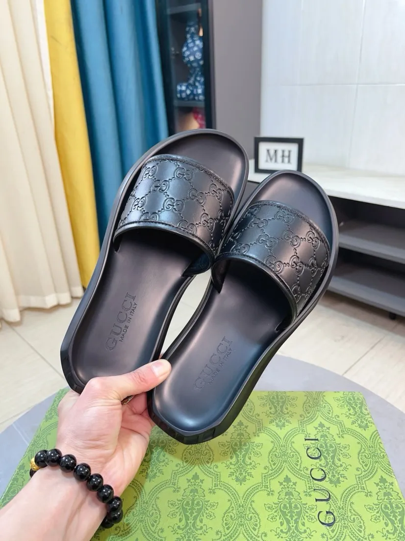 Men's shoes 💰260🌹🌹 (gucci-Gucci) New men's slippers, high-end boutique, made of cowhide, with exquisite embossed logo decoration on the upper, fine workmanship, super soft soles, casual, loose and comfortable, a must-have in summer! \nsize：38-44